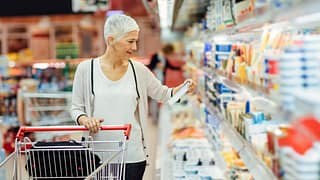 person grocery shopping OwDMNEf.width .jpg