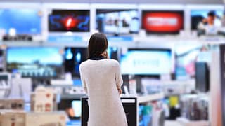 woman in electronics store.width ROJyvCO.jpg