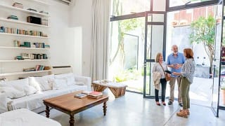 couple with realtor in living room ScGOTEJ.width .jpg