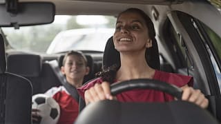 mom driving kid gettyimages .jpg