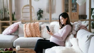 pregnant person on couch with phone GMwLu.width .jpg