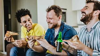 three men eating pizza on couch JdPlwJA.width .jpg