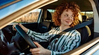 woman driving car fDYGYko.width .jpg