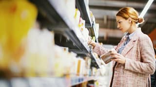 woman grocery shopping lJkm.width .jpg