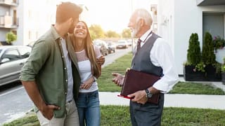 young couple with realtor outside house.width sGoDKCc.jpg