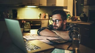 worried person with laptop in kitchen OlAPI.width .jpg
