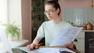 woman at computer budgeting MUlXmUg.width .jpg