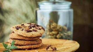 cookies on plate qDxUuee.width .jpg