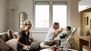 parents with baby at home ekwujYm.width .jpg