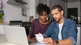 Couple paying bills PVzpCfk.width .jpg
