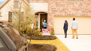couple meeting realtor at house KOJKnfR.width .jpg