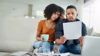 couple reading bills Vpqlmjz.width .jpg