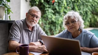 senior couple laptop serious gettyimages .jpg