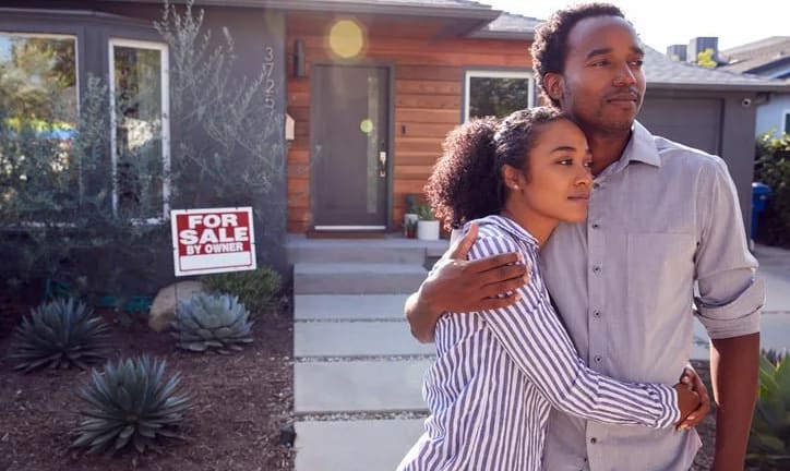 couple in front of house for sale DpQCE.width .jpg