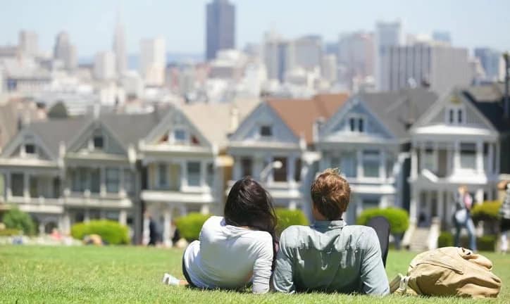 couple on grass facing houses in san francisc.width MRDieNO.jpg