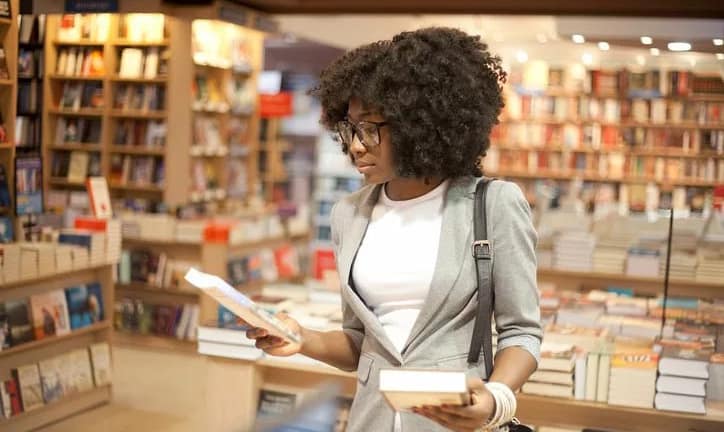 woman in bookstore OgFWh TsjUVk.width .jpg