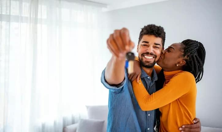 couple celebrating new home keys ouuwHs.width .jpg