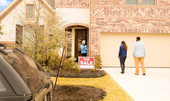 couple meeting realtor at house KOJKnfR.width .jpg