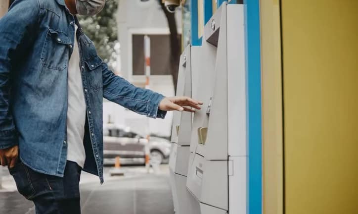 man at atm FZdeyhe.width .jpg