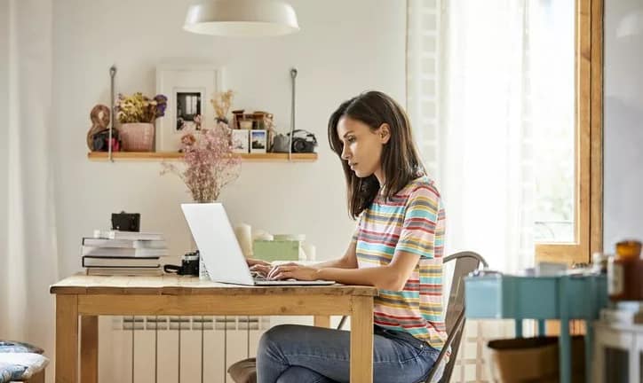 woman on laptop at home HkzItyh.width .jpg