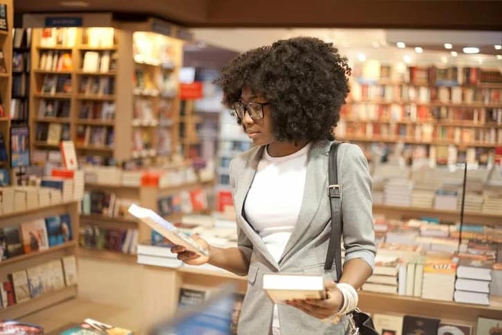 woman in bookstore OgFWh TsjUVk.width .jpg