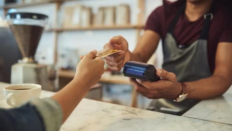 handing credit card to cafe cashier GWlfsUA.width .jpg