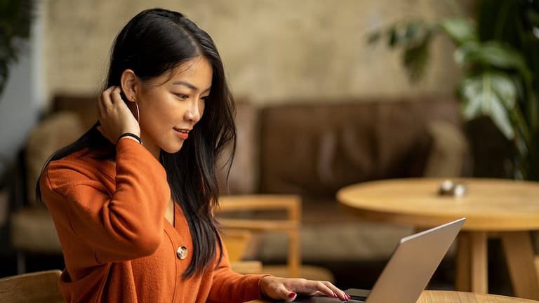 Young woman using her laptop lHMivv.width