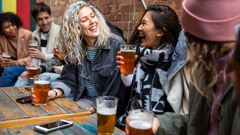 group of friends drinking beer lxeDhR.width