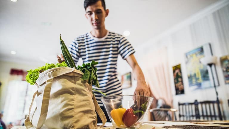 person unpacking groceries HuNtCt.width