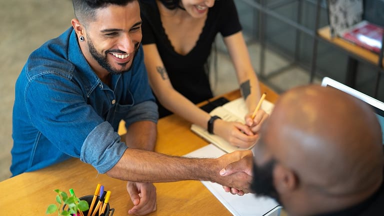 shaking hands in meeting xVYw.width