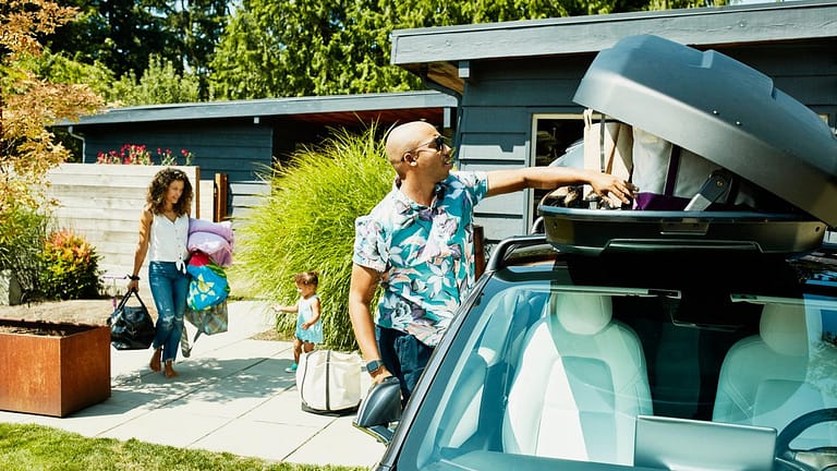 family loading car for roadtrip pysOXQH.width .jpg