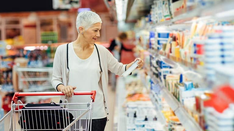 person grocery shopping OwDMNEf.width .jpg