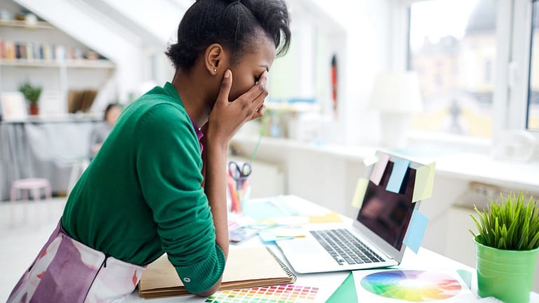 stressed young woman sitting at desk in front.width XQyxeQY.jpg