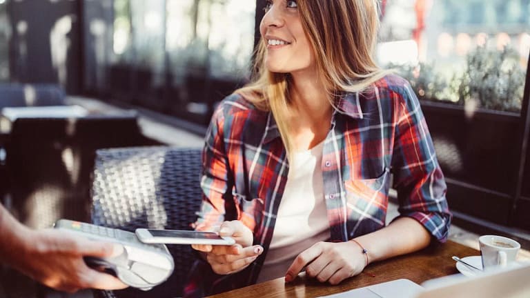 Customer paying in restaurant with mobile pay.width ngYYV.jpg
