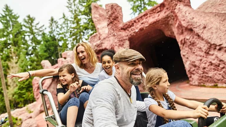 Family on amusement park ride lmfiVI.width .jpg