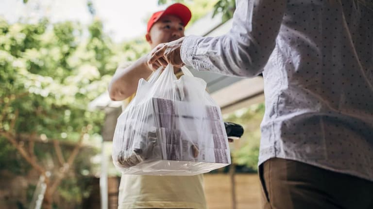 food delivery UILONCb.width .jpg