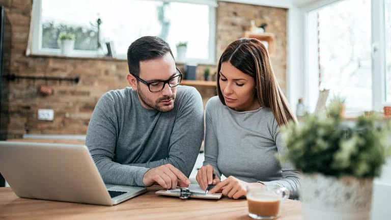 Couple paying bills tEyxqjE.width .jpg