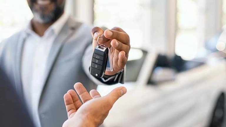 Man handing new car keys yKdau.width .jpg