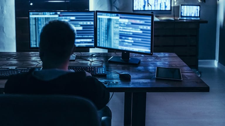 Man using high tech computer system in dimly .width LdVfZ.jpg