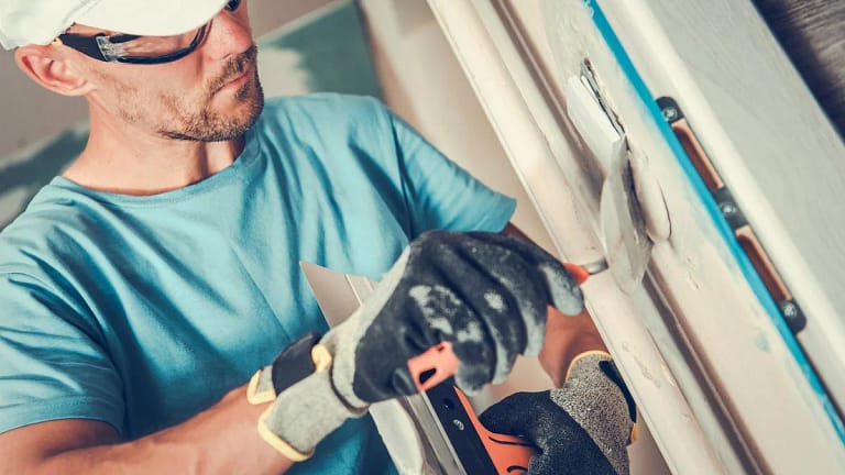 Man working on home improvements oAzwBV.width .jpg