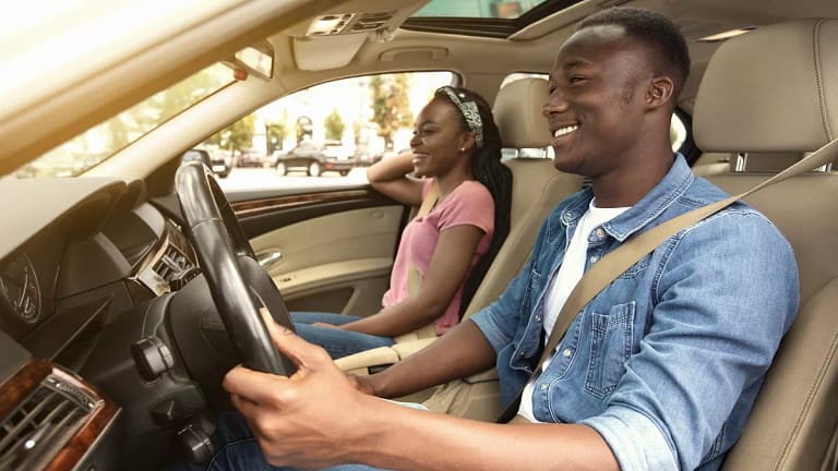 Smiling couple in car MvvKTla.width .jpg