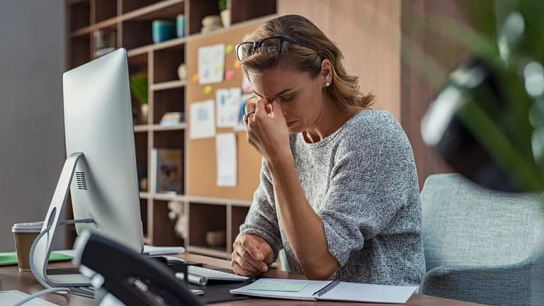 Stressed businesswoman kVsq.width .jpg