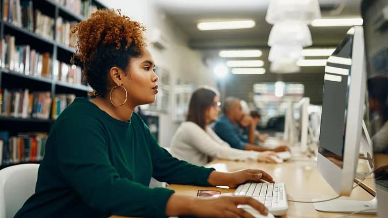 Young woman using laptop at the library slDaC.width .jpg
