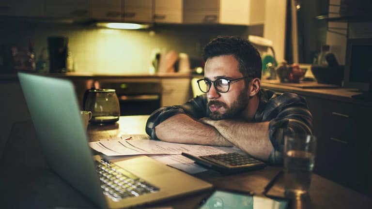 worried person with laptop in kitchen OlAPI.width .jpg