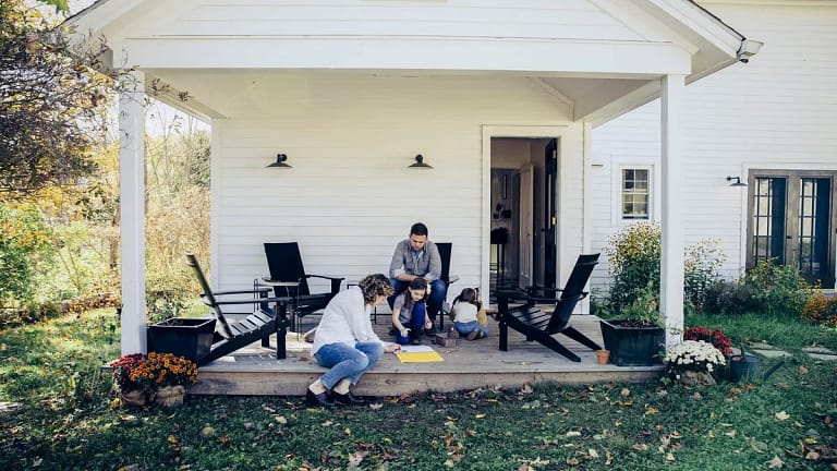 Family spending time together on the front po.width HPuOGMS.jpg