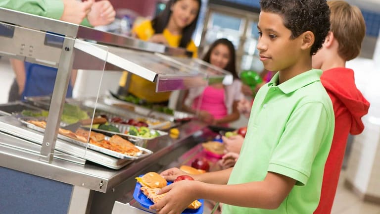 Kids in school cafeteria lunch line. guvbERk.width .jpg