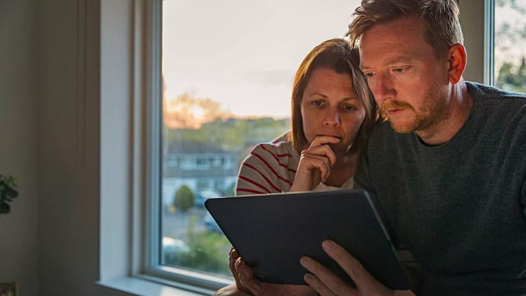 Worried looking couple looking at a tablet to.width omrJse.jpg
