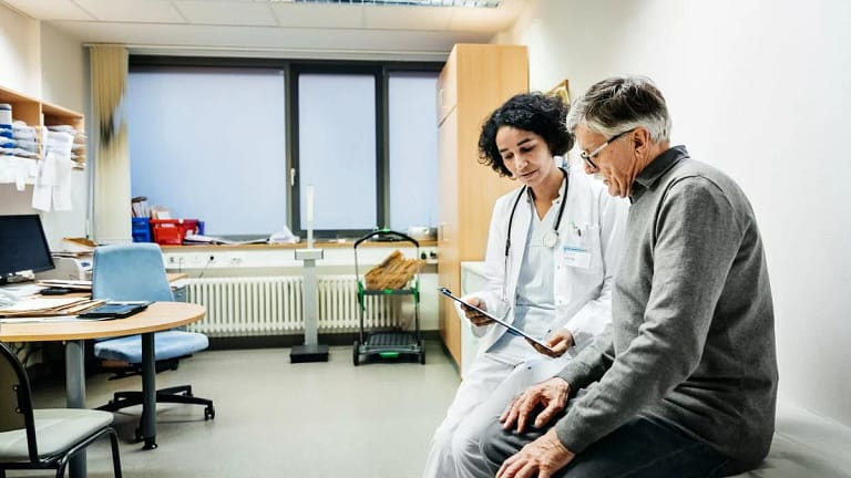 doctor with patient uIxsPm.width .jpg