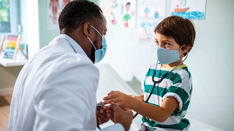 Doctor lets boy use stethoscope XVOFr.width .jpg