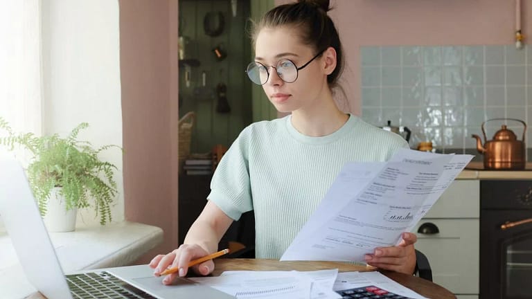 woman at computer budgeting MUlXmUg.width .jpg